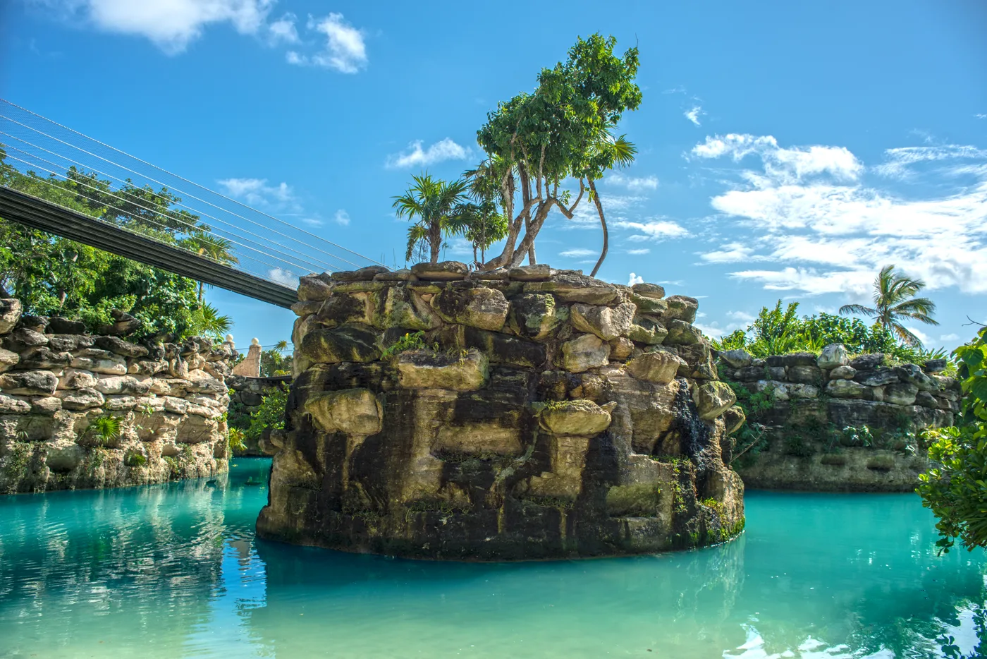 Caleta de areia branca com caiaques