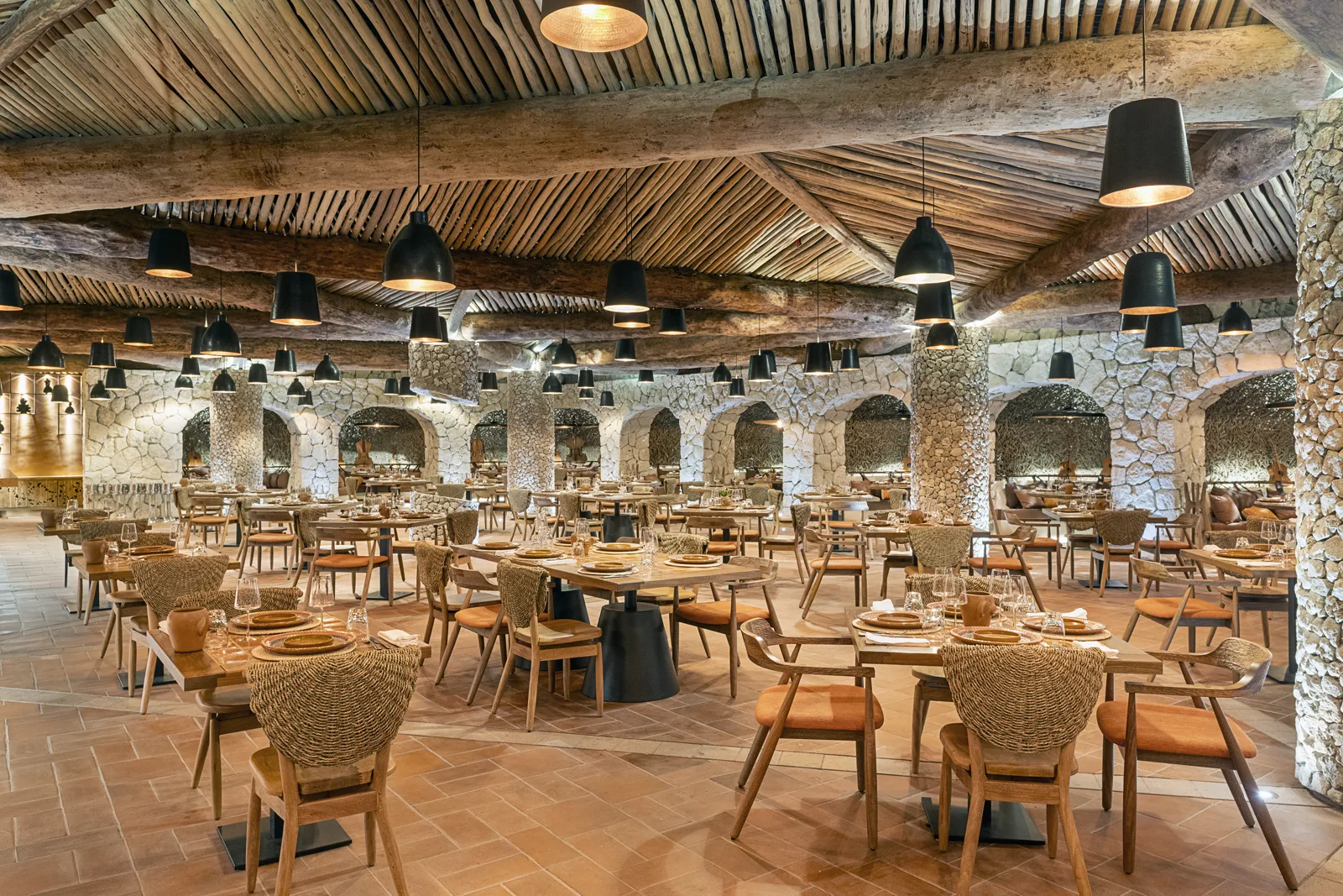 Salão de pedra e bambu do restaurante Monarca