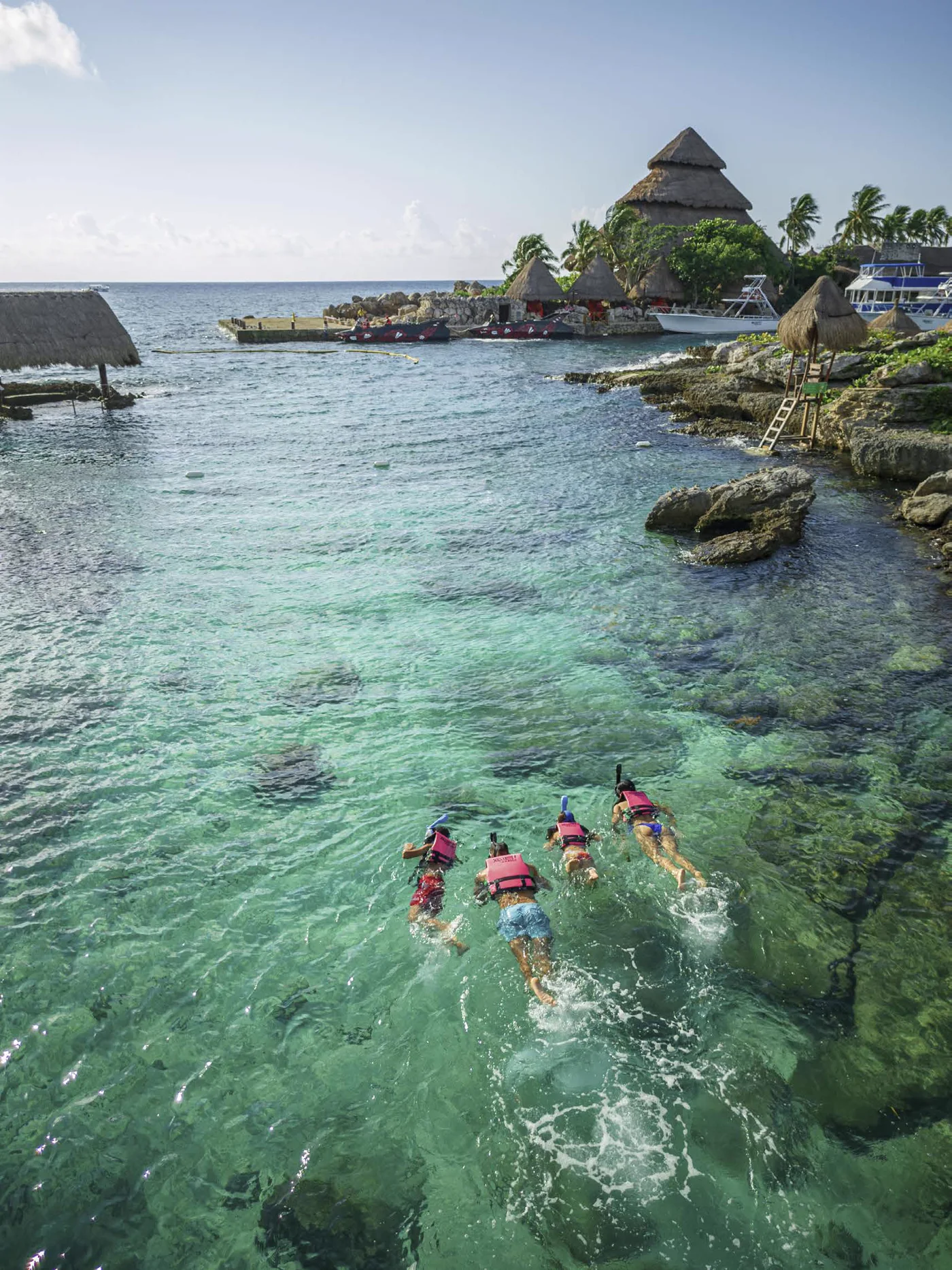 Família vivendo experiência de snorkel junta