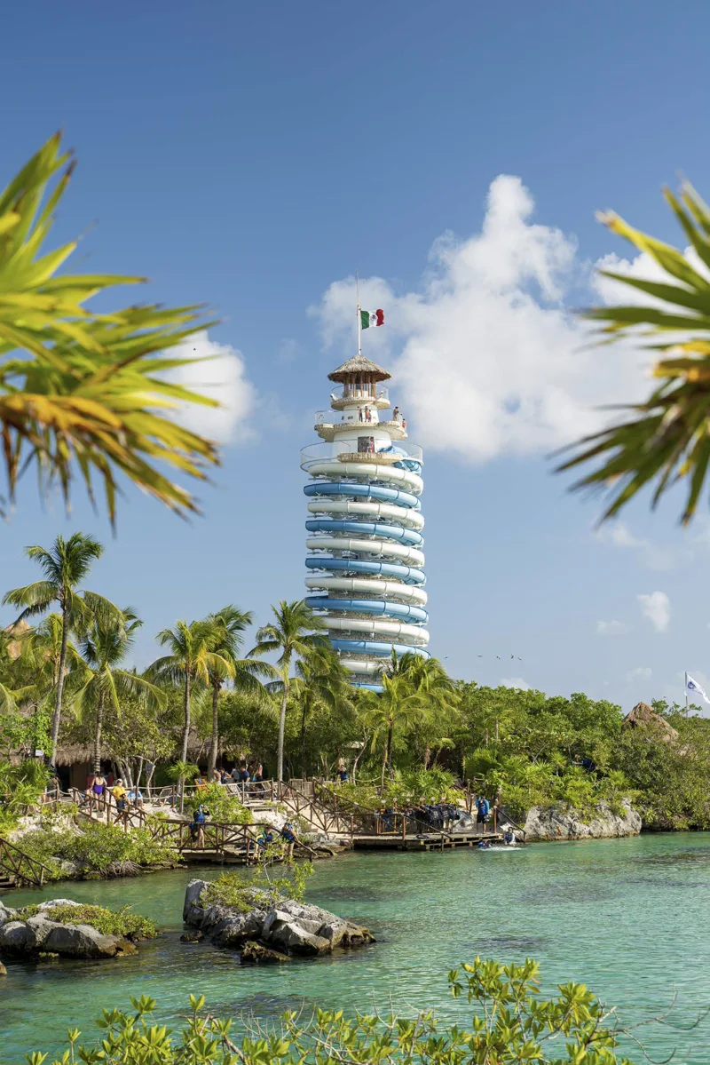 Torre de toboáguas do Xplor